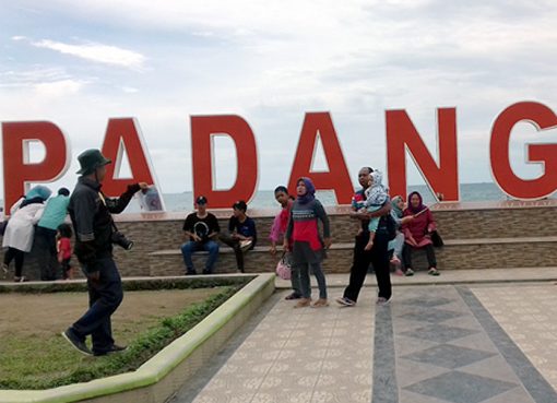 Pantai yang tenang sejauh mata memandang.