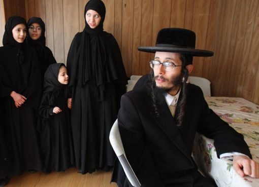 perempuan Yahudi, perempuan Nasrani di jazirah Arab, sudah menggunakan hijab atau kerudung penutup kepala