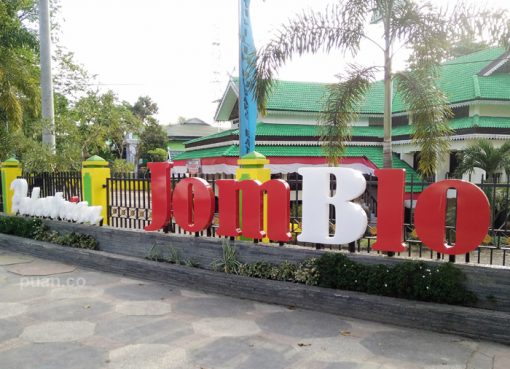 Ada Ultraman di Taman Jomblo