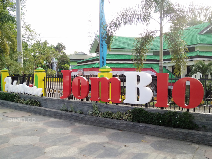 Ada Ultraman di Taman Jomblo