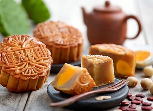 Crowne-Plaza-Changi-Airport-Traditional-Baked-Mooncakes